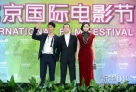 4月23日，范冰冰、冯小刚、王力宏（从右至左）合影。当晚，第二届北京国际电影节开幕式在国家会议中心举行。开幕式包括“嘉宾走红地毯”、“开幕式•光影流金”两部分内容。众多中外著名导演和明星亮相红地毯。新华社记者罗晓光摄