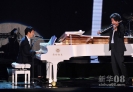 4月23日，歌手王力宏（左）与小提琴演奏家吕思清在开幕式上表演。当晚，第二届北京国际电影节开幕式在国家会议中心举行。新华社记者翟健岚摄
