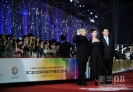 4月23日，徐克（左一）走过红地毯。当晚，第二届北京国际电影节开幕式在国家会议中心举行。开幕式包括“嘉宾走红地毯”、“开幕式•光影流金”两部分内容。众多中外著名导演和明星亮相红地毯。 新华社记者罗晓光摄