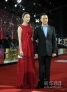 4月23日，姚晨（左）、王学圻走过红地毯。当晚，第二届北京国际电影节开幕式在国家会议中心举行。开幕式包括“嘉宾走红地毯”、“开幕式•光影流金”两部分内容。众多中外著名导演和明星亮相红地毯。新华社记者罗晓光摄 