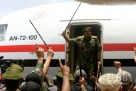 4月23日，在苏丹哈季利季油田机场，苏丹总统巴希尔走下飞机。新华社发（穆罕默德·巴比克尔 摄）