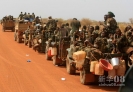 4月23日，在苏丹哈季利季油田附近的公路上，一些苏丹士兵乘坐汽车离开。新华社发（穆罕默德·巴比克尔 摄）