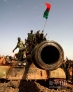 4月23日，在苏丹哈季利季油田，一些苏丹士兵站在一辆被炮火打坏的南苏丹坦克上庆祝胜利。新华社发（穆罕默德·巴比克尔 摄）