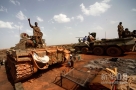 4月23日，一辆苏丹军队坦克和一辆装甲车停在苏丹哈季利季油田附近。新华社发（穆罕默德·巴比克尔 摄）