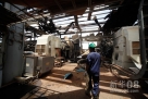 4月23日，在苏丹哈季利季油田，苏丹技术人员检查冲突中遭到破坏的石油设施。新华社发（穆罕默德·巴比克尔 摄）