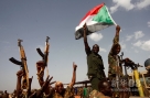 4月23日，在苏丹哈季利季油田，一些苏丹士兵庆祝胜利。新华社发（穆罕默德·巴比克尔 摄）