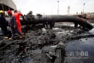 4月23日，在苏丹哈季利季油田，苏丹技术人员检查冲突中遭到破坏的石油设施。新华社发（穆罕默德·巴比克尔 摄）
