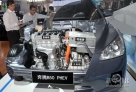 4月23日，参观者在了解一汽集团自主研发的奔腾B50PHEV插电式混合动力轿车，该车在纯电动模式下可续航60公里，在NEDC工况下油耗只有3.2L/100公里。新华社记者公磊摄