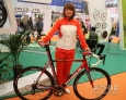 瑞豹展台车模——2008年全国山地自行车冠军赛冠军。新华08网 王婧 摄