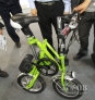创新示范馆展出的可折叠电动自行车。新华08网 王婧 摄