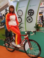 瑞豹推出的碳纤维自行车。新华08网 王婧 摄