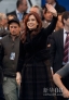4月27日，阿根廷总统克里斯蒂娜（前）在集会上向支持者致意。新华社发（马丁·萨巴拉摄）