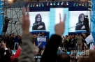 4月27日，阿根廷总统克里斯蒂娜在集会上向支持者致意。新华社发（马丁·萨巴拉摄）