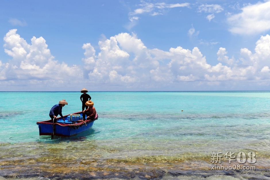 5月7日,西沙赵述岛渔民正准备出海作业.新华社记者 侯建森 摄