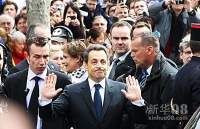 5月8日，即将离任的法国总统萨科齐在巴黎凯旋门出席二战纪念日活动时向支持者致意。新华社记者 高静 摄