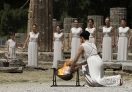 这张由希腊奥委会提供的照片显示的是：5月10日，扮演最高女祭司的希腊女演员伊诺·梅尼佳奇在点火仪式上点燃火炬。当日，伦敦奥运会圣火在位于希腊西南部的古奥林匹亚运动场正式点燃，在希腊境内的火炬传递过程随后顺利开始。新华社发