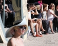 模特在法国巴黎凡尔赛宫花园内展示香奈儿2012/13早春度假系列新品服装。  当日，法国皇家园林——凡尔赛宫的花园变成了香奈儿2012/13早春度假系列时装秀场。厚重的裙摆、花朵图案的宽大领结、巴洛克风格的假发……仿佛带领观众回到了法国“断头艳后”玛丽·安托瓦内特的时代。    新华社记者高静摄 