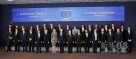 5月23日，在比利时首都布鲁塞尔的欧盟总部，参加欧盟首脑“晚餐会议”的各国领导人合影。新华社记者 武巍 摄