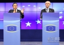 5月24日凌晨，在比利时首都布鲁塞尔欧盟总部，欧洲理事会主席范龙佩（右）与欧盟委员会主席巴罗佐在“晚餐会议”后举行新闻发布会。新华社记者 闫婷 摄