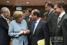 5月23日，在比利时首都布鲁塞尔，德国总理默克尔（左二）和法国总统奥朗德在会前交谈。新华社/法新