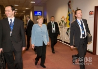 5月24日凌晨，在比利时首都布鲁塞尔的欧盟总部，德国总理默克尔（中）在欧盟首脑“晚餐会议”结束后离开。新华社发（莫纳斯摄）