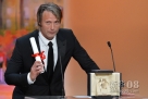  5月27日，在戛纳电影节颁奖仪式上，丹麦演员麦德斯·米科尔森凭借在丹麦影片《狩猎》中的表现获得最佳男演员奖。
