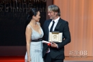  5月27日，在戛纳电影节颁奖仪式上，丹麦演员麦德斯·米科尔森（右）凭借在丹麦影片《狩猎》中的表现获得最佳男演员奖，颁奖嘉宾巩俐为之颁奖。