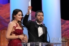 5月27日，在戛纳电影节颁奖仪式上，土耳其导演列赞·耶希尔巴什（右）以影片《沉默》获最佳短片金棕榈奖。