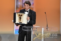  5月27日，在戛纳电影节颁奖仪式上，美国导演本·蔡特林以首部长片《南方的野兽》获金摄影机奖。