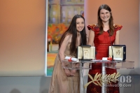 5月27日，在戛纳电影节颁奖仪式上，罗马尼亚演员克里斯蒂娜·弗卢图尔（右）和科斯米娜·斯特拉坦凭借在影片《山之外》中的表现分享最佳女演员奖