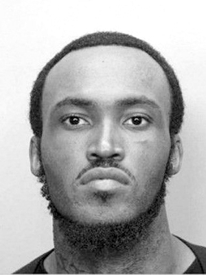 一名裸体男子在美国迈阿密麦克阿瑟公路堤道上攻击另一名男子,将他