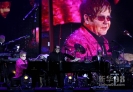 6月4日，英国女王60周年登基庆典音乐会在伦敦白金汉宫前举行。这是音乐会现场。英国歌手Elton John在表演中。新华社发（唐诗摄）