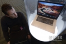 新华社照片，旧金山，2012年6月11日 在美国旧金山举行的苹果公司2012年全球开发者大会（WWDC）上，与会者参观新一代的Macbook Pro笔记本电脑。新华社发