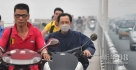 6月12日，长沙市民骑行在雾霾中。当日，古城长沙被雾霾笼罩，市区能见度低，给市民生活和出行带来影响。新华社记者 龙弘涛 摄