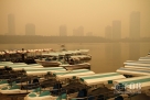 6月10日，游客在阴霾笼罩下的南京玄武湖上乘船游玩。南京地区当日出现能见度小于3000米的霾。新华社记者 董金林 摄