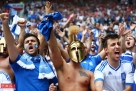 6月12日，在波兰弗罗茨瓦夫市政体育场举行的2012欧洲杯A组第二轮第一场比赛中，捷克队2:1力克希腊队。图为希腊队球迷。