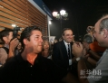 6月17日，在希腊首都雅典，新民主党领导人安东尼斯·萨马拉斯（中）会见支持者。新华社发（马里奥斯·罗洛斯摄）