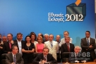 6月17日，在希腊首都雅典，新民主党领导人安东尼斯·萨马拉斯（前中）出席记者招待会。新华社发（马里奥斯·罗洛斯摄）
