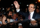  6月17日，希腊新民主党领导人萨马拉斯在雅典向支持者挥手致意。新华社/法新