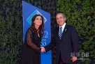6月18日，在墨西哥洛斯卡沃斯的二十国集团领导人峰会会场，墨西哥总统卡尔德龙欢迎阿根廷总统克里斯蒂娜。新华社发（戴维 摄）