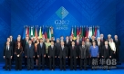 6月18日，国家主席胡锦涛在墨西哥洛斯卡沃斯出席二十国集团领导人第七次峰会。这是与会各国领导人及有关国际组织负责人集体合影。新华社记者 李涛 摄