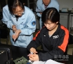 新华社照片，北京，2012年6月15日    神九航天员训练    航天员教员对航天员刘洋进行离心管中加尿样操作训练。    新华社发（秦宪安 摄） 