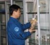 新华社照片，北京，2012年6月15日    神九航天员训练    航天员刘旺在野外生存训练中，通过植物标本了解植物的属性。    新华社发（秦宪安 摄） 
