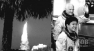 1998年10月29日，美国宇航局“发现”号航天飞机从佛罗里达州卡纳维拉尔角的肯尼迪航天中心发射升空。　　图右：77岁的美国宇航员格伦（后）和日本女宇航员向井千秋准备登上航天飞机。图左：“发现”号升空瞬间。　　　　　　　　　　新华社发（美联社照片）  