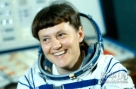 “联盟T-7”号宇宙飞船与“礼炮7”号空间站对接。图为宇航员斯维特兰娜·萨维茨卡娅在太空舱内。这是第一个男女混合的太空机组。萨维茨卡娅在1984年7月的一次太空任务中成为世界上第一位在太空行走的女性。 