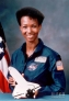 美国第一位黑人女宇航员梅?杰米森。她于1987年入选国家航空航天局进行太空飞行训练，1992年9月乘“奋进”号航天飞机完成了190多个小时的太空飞行。