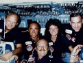 1983年6月，美国第一位进入太空的女航天员莎丽?赖德（右二）在“挑战者”号航天飞机上与男同事们合影。新华社发（资料照片）  