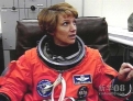 5   1995年2月3日，美国第一位女宇航员艾琳·玛丽·柯林斯乘“发现”号航天飞机飞上太空。柯林斯1999年7月成为有史以来第一位女航天飞机指令长，驾驶“哥伦比亚”号航天飞机完成了7月23日至27日的飞行。     这是1999年7月20日，艾琳?玛丽?柯林斯同美国航空航天局工作人员交谈的资料照片。        新华社发  