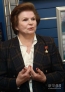4月8日，人类第一位女宇航员瓦莲京娜·捷列什科娃参加在莫斯科克林姆林宫举行的宇航员谢尔盖?克里卡列夫摄影展。新华社外代图片 北京 2010年4月13日 新华社/俄新 XINHUA/RIA Novosti 