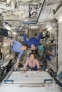 新华社照片，路透，2010年4月11日     女宇航员会聚国际空间站     这张美国宇航局4月9日拍摄的照片显示，3名女宇航员和1名男宇航员（上）在国际空间站里。    “发现”号航天飞机５日从佛罗里达州肯尼迪航天中心升空，７日与国际空间站对接，“发现”号三名女宇航员与国际空间站一名女宇航员“会师”，创下同时身处太空女性人数最多的纪录。     新华社/路透  
